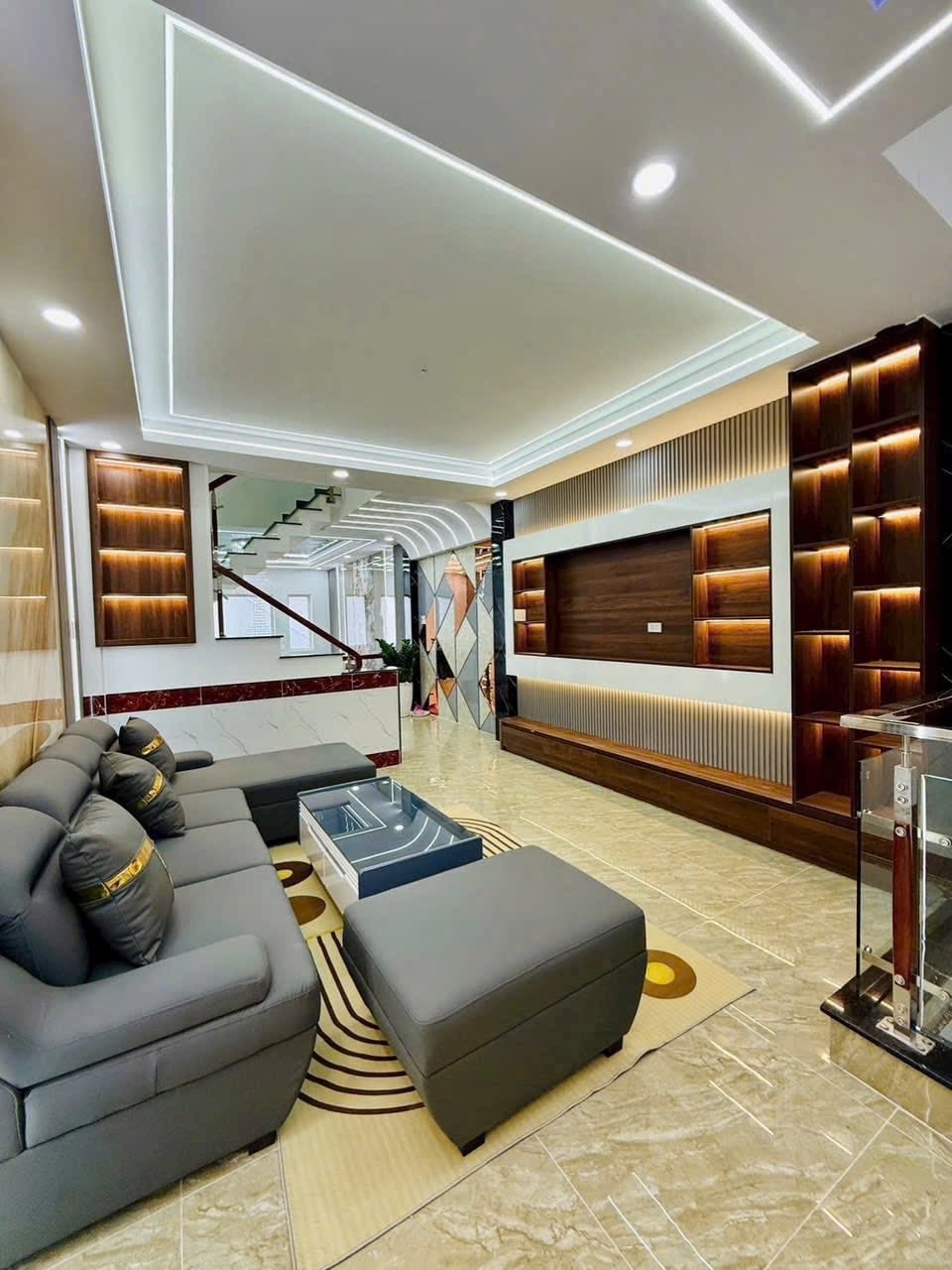 NHÀ ĐẸP 4 TẦNG, ĐƯỜNG 8M, 4X17M, KHU VIP CỐNG LỞ, GẦN CHỢ PHẠM VĂN BẠCH, CHỈ 8.X